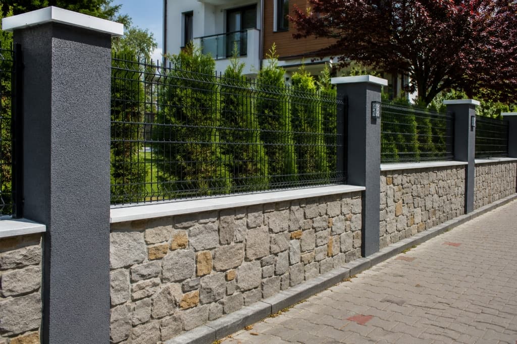 Taş örgü ve tel panelli bahçe duvarı