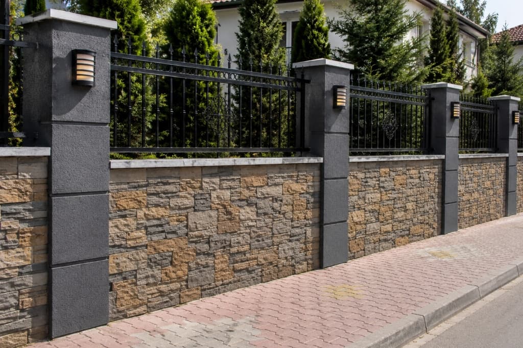 Ferforje korkuluklu dekoratif taş bahçe duvarı
